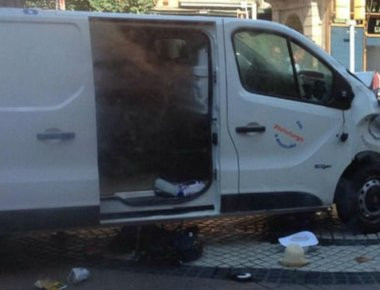 Νέο βίντεο από την στιγμή της επίθεσης στην Βαρκελώνη: Ο κόσμος τρέχει να σωθεί από το βαν!